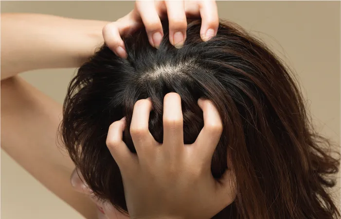 Soins capillaires de nuit pourquoi adopter le bonnet en satin