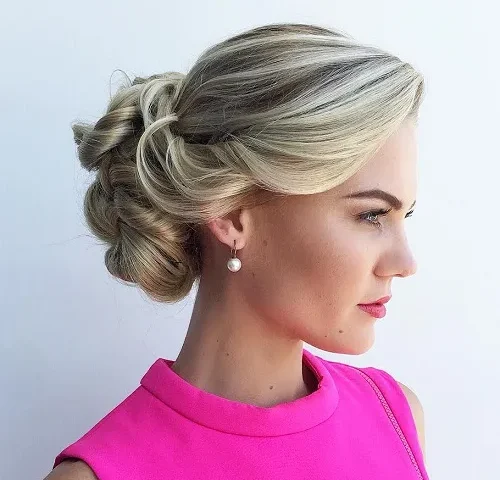 Noué sur un chignon